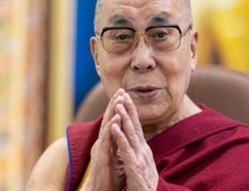 Dalái Lama pide disculpas por comportamiento inadecuado con un niño