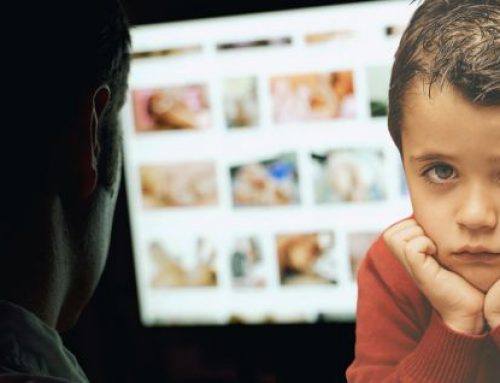 Estados de Arkansas y Virginia (EE. UU.) aprueban leyes para proteger a niños de la pornografía