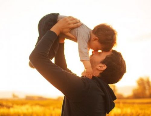 Ejercer una paternidad activa beneficia a los hijos